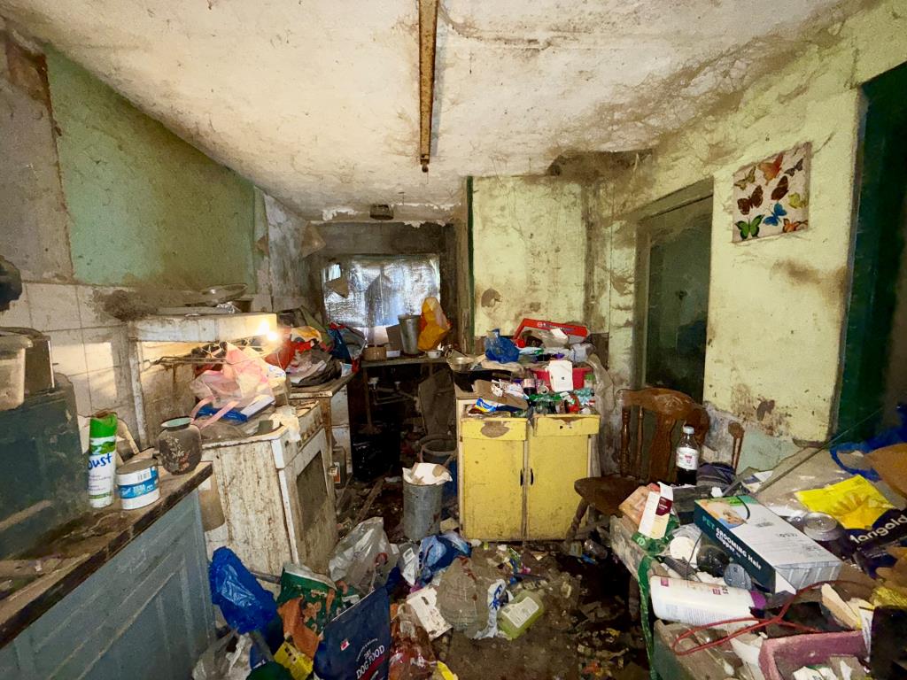 Lot: 101 - MID-TERRACE HOUSE FOR REFURBISHMENT - Kitchen